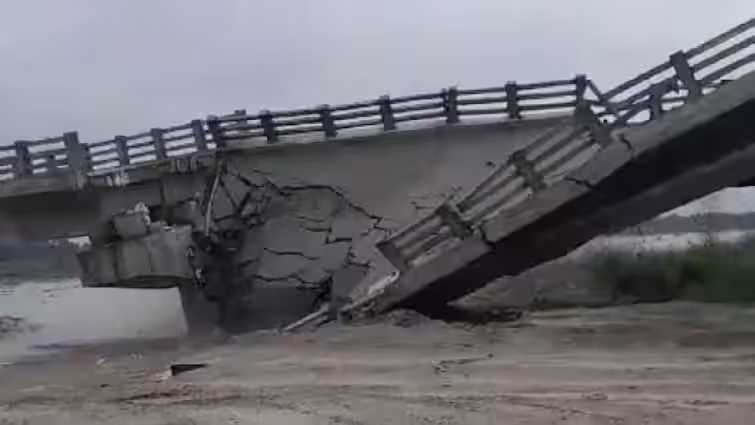 बिहार के अररिया में उद्घाटन के पहले गिरा 12 करोड़ का पुल